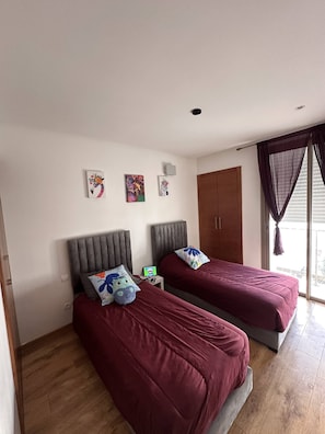 2 habitaciones, tabla de planchar con plancha, internet y ropa de cama 