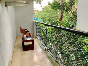Property grounds - 2 BRs, Quiet Bandra location, 3 balconies, Wifi (Mumbai)