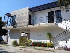 Vista frontal de la propiedad