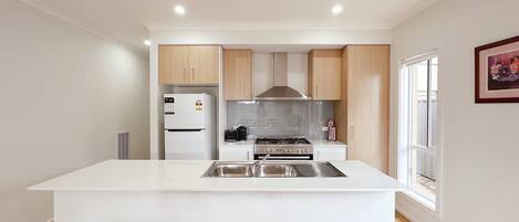 Geladeira, micro-ondas, fogão, cooktop