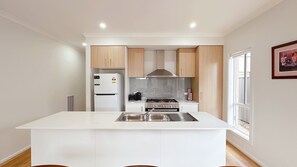 Kylskåp, mikrovågsugn, ugn och spishäll