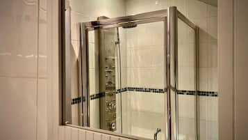House | Bathroom | Separate bathtub and shower, deep-soaking bathtub, hair dryer, towels