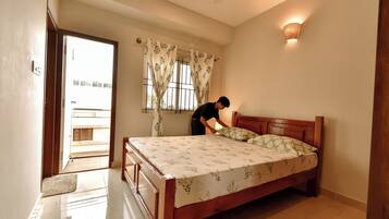 Apartamento standard, 1 cama Queen | Quartos à prova de som, Wi-Fi de cortesia, roupa de cama