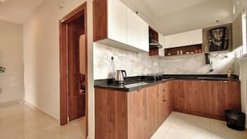 Fridge, cookware/dishes/utensils