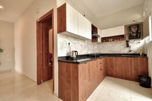 Fridge, cookware/dishes/utensils