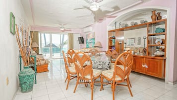 Deluxe Apartment, Balcony, Sea View | Dining room