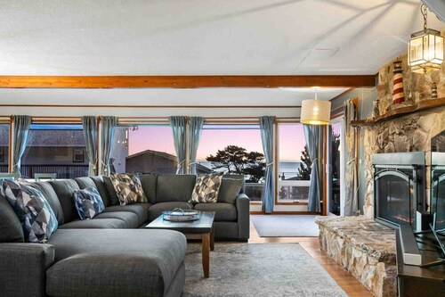 Stunning Ocean View, Pet Friendly, Deck w/Hot Tub, Pool Table, Foosball, 1 Block to Beach