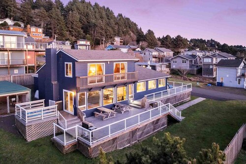 Stunning Ocean View, Pet Friendly, Deck w/Hot Tub, Pool Table, Foosball, 1 Block to Beach