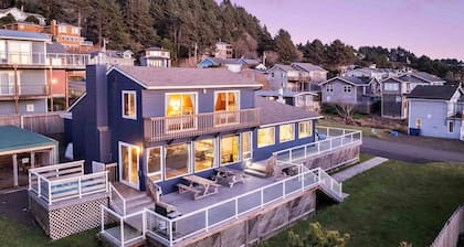 Stunning Ocean View, Pet Friendly, Deck w/Hot Tub, Pool Table, Foosball, 1 Block to Beach