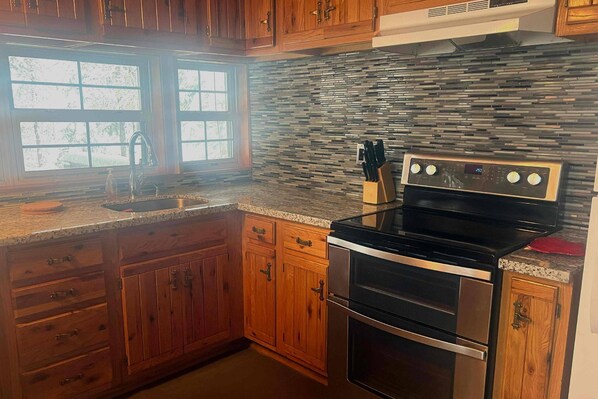 Réfrigérateur, four, plaque de cuisson, cafetière/bouilloire