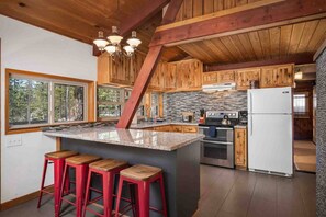 Refrigerador, horno, parrilla de estufa y cafetera y tetera 