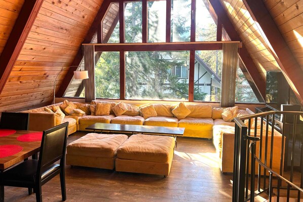 Een televisie, een open haard, tafelvoetbal en een tafeltennistafel