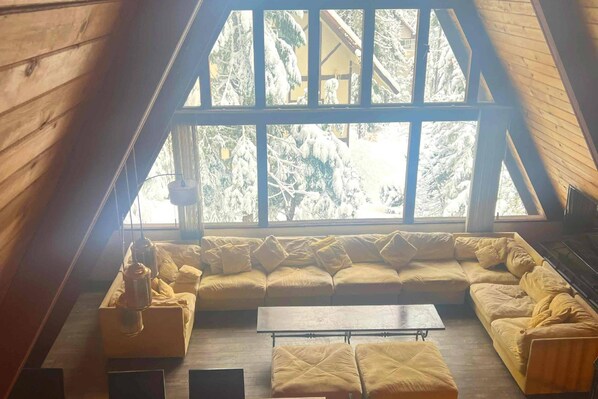 Televisión, chimenea, futbolito y tenis de mesa 