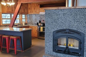 Refrigerador, horno, parrilla de estufa y cafetera y tetera 