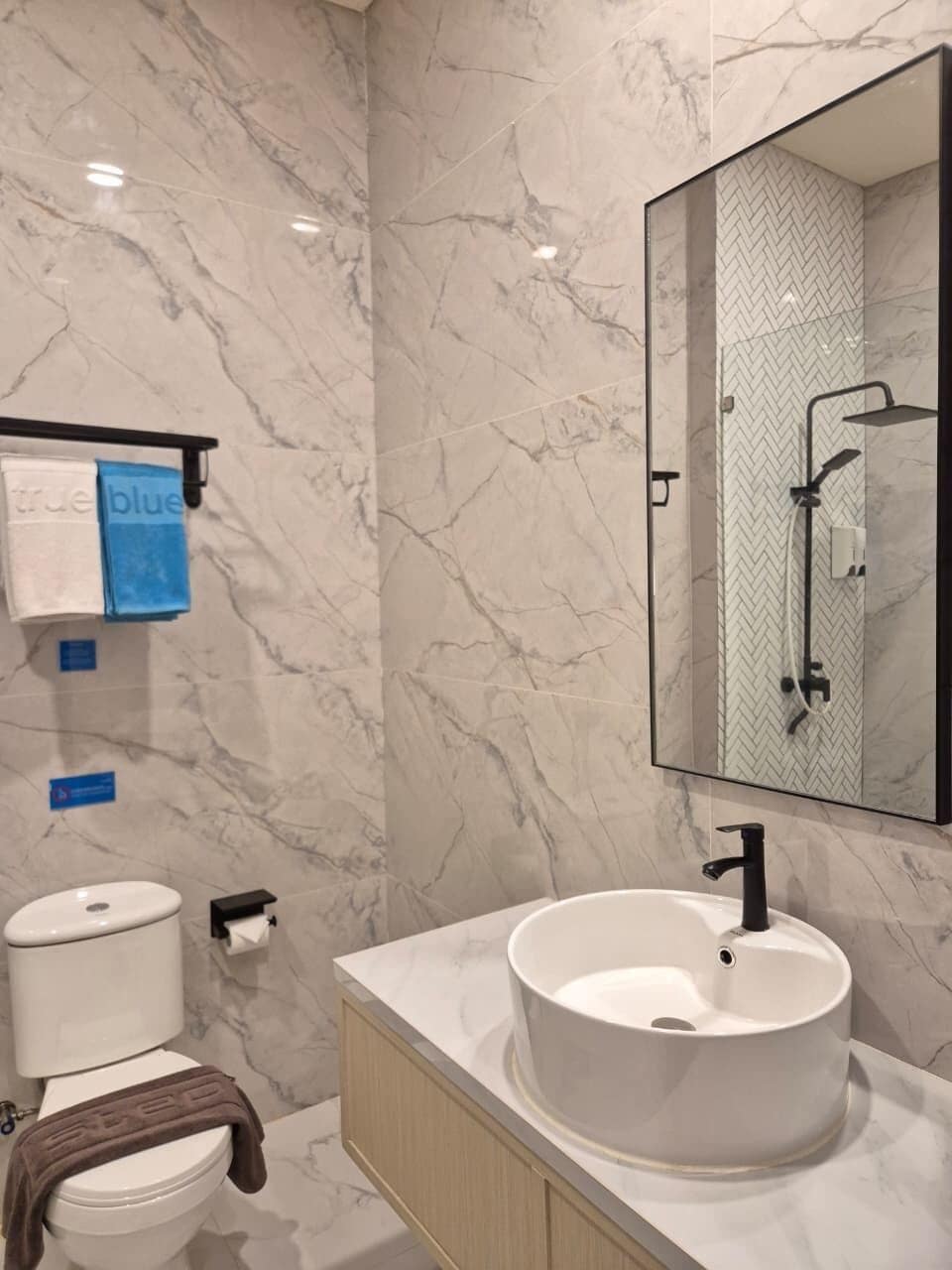 Habitación Deluxe doble | Baño | Artículos de higiene personal gratuitos, zapatillas, toallas y jabón