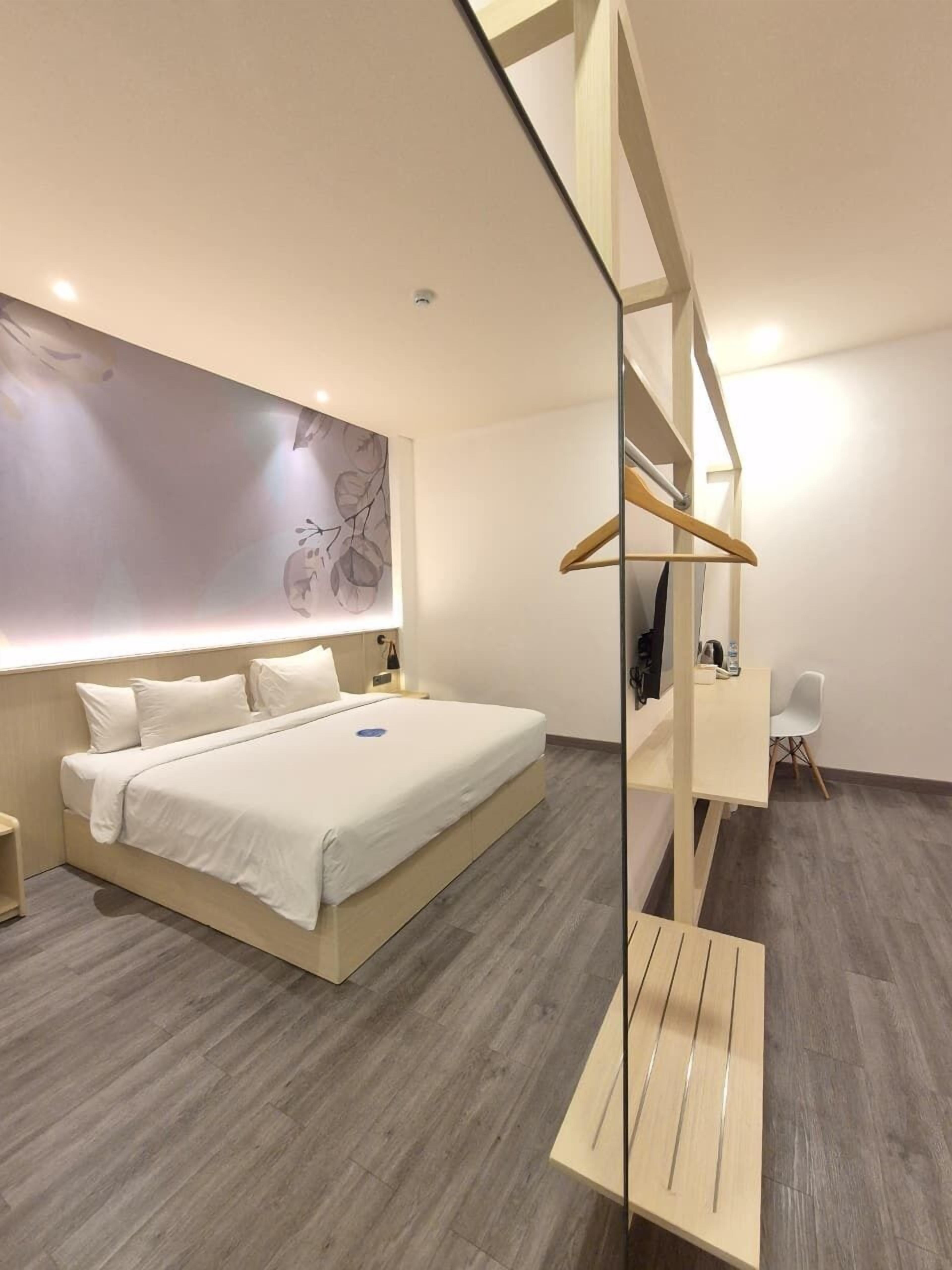 Phòng đôi Deluxe | Bàn, khu vực làm việc phù hợp cho laptop 