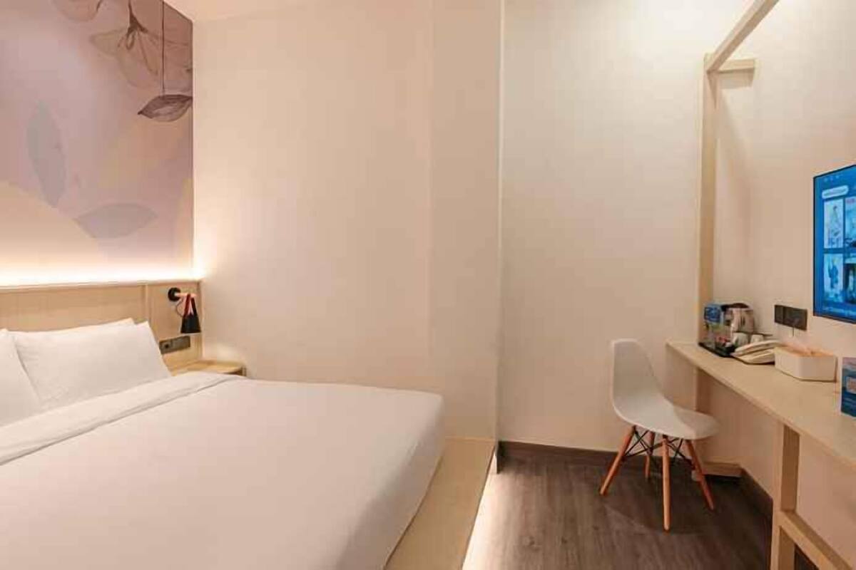 Standard szoba kétszemélyes ággyal | Íróasztal, laptophoz jól használható munkafelület és ingyenes wifi