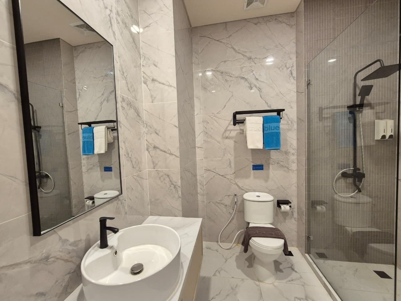 Chambre Deluxe double | Salle de bain | Articles de toilette (gratuits), pantoufles, serviettes fournies, savon