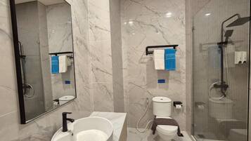 Chambre Deluxe double | Salle de bain | Articles de toilette (gratuits), pantoufles, serviettes fournies, savon