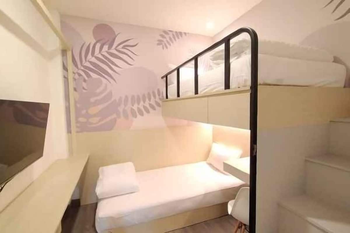 Skrivbord, arbetsyta för laptop och gratis wi-fi