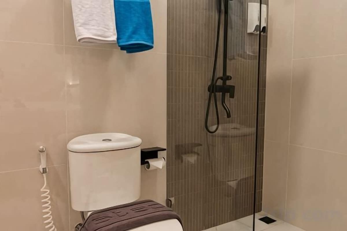 Kamar mandi | Perlengkapan mandi gratis, sandal, handuk, dan sabun