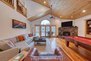 Smart TV, fireplace, video games, table tennis - 5 Mins to Ski Resort w/ Ping Pong, Pool Table & Deck | Donner Ridge by AvantStay (Truckee)
