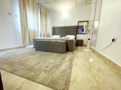 Cozy Single room in a 3-bedroom apartment in fabulous Abuja with AC, WiFi,Solar 