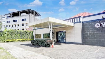 Vista frontal de la propiedad