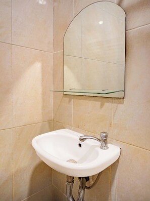 Shower, towels, soap, shampoo - Hotel O Medan City Near Sun Plaza Formerly Residence Anugrah (Medan)