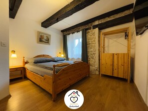 2 habitaciones, tabla de planchar con plancha, wifi y ropa de cama 
