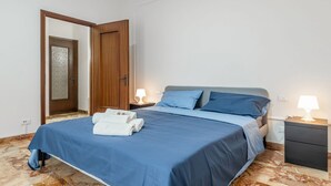 2 bedrooms, iron/ironing board, bed sheets - Cozy and spacious 110m2 apartment, able to accommodate up to 4 people, located on the sixth floor of a building with lift. The district is well served by local public transport: less than 100 meters away there is the bus stop and around 300 meters awayth (La Spezia)