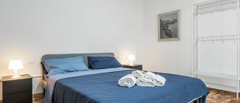 2 soverom, strykejern/-brett og sengetøy