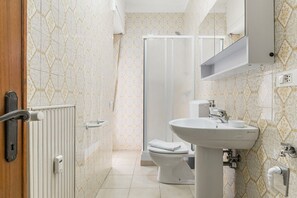 Regadera, secadora de cabello, bidet, toallas 