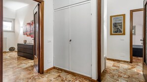 Interior - Cozy and spacious 110m2 apartment, able to accommodate up to 4 people, located on the sixth floor of a building with lift. The district is well served by local public transport: less than 100 meters away there is the bus stop and around 300 meters awayth (La Spezia)