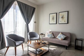 디럭스 아파트 | 거실 공간 | TV