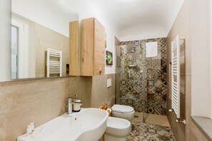 Chuveiro, secador de cabelo, bidê 