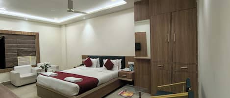 Desk, laptop workspace, iron/ironing board, free WiFi