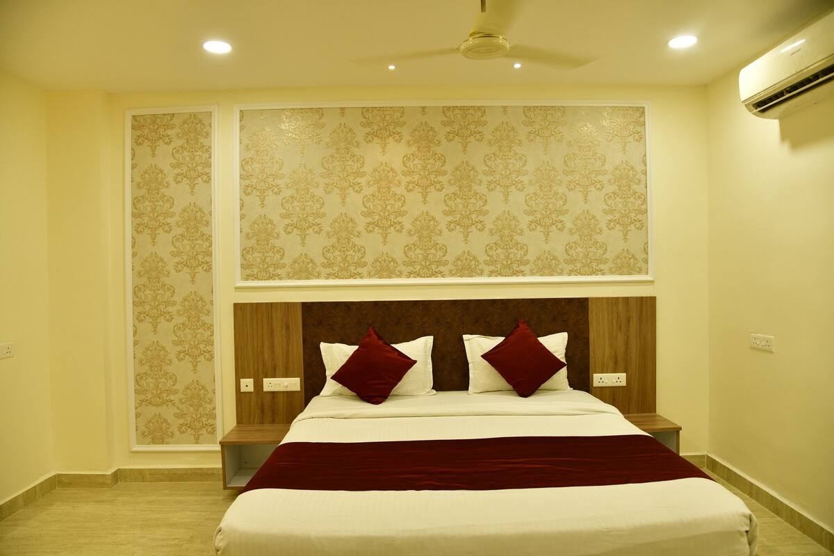 Premium Suite | Desk, laptop workspace, iron/ironing board, free WiFi