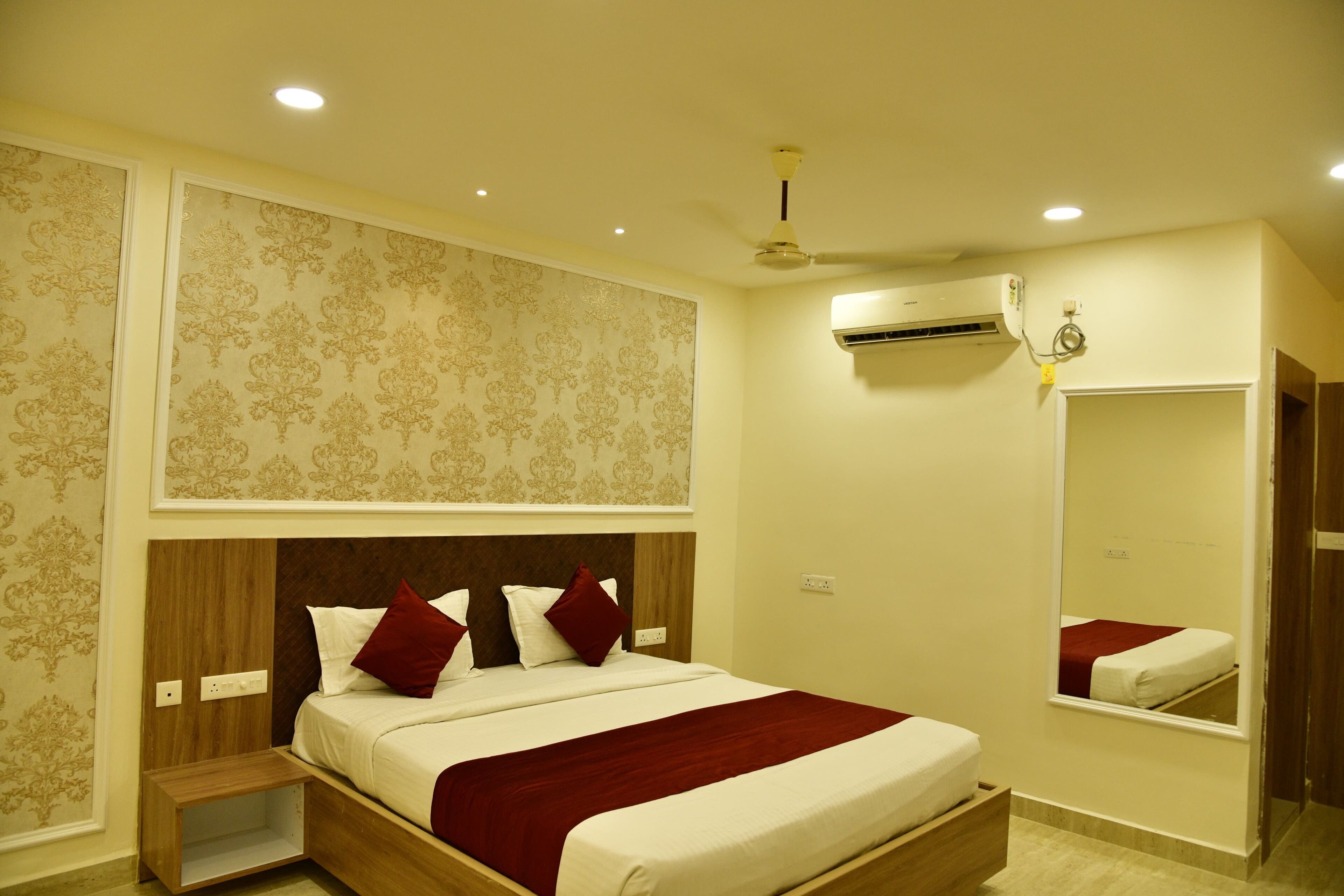 Premium Suite | Desk, laptop workspace, iron/ironing board, free WiFi