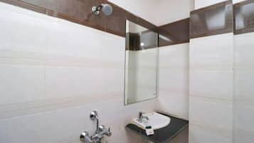Shower, perlengkapan mandi gratis, pengering rambut, dan jubah mandi