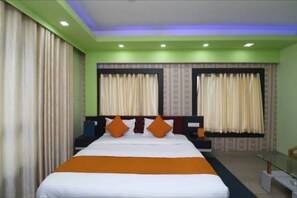 Schreibtisch, laptopgeeigneter Arbeitsplatz, Bügeleisen/Bügelbrett