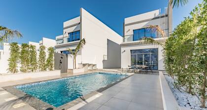 Escape to a Modern 3BR Villa w/ a Private Pool & Mountain Views, Al Dana Island