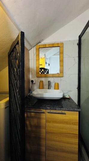 Secador de pelo, toallas, jabón, papel higiénico