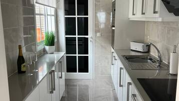 Een koelkast, een magnetron, een oven, een kookplaat