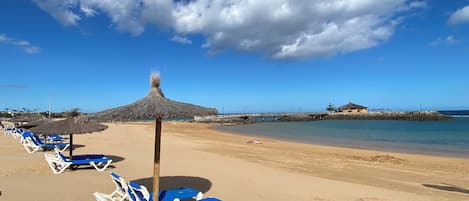 Plage à proximité, chaise longue, serviettes de plage