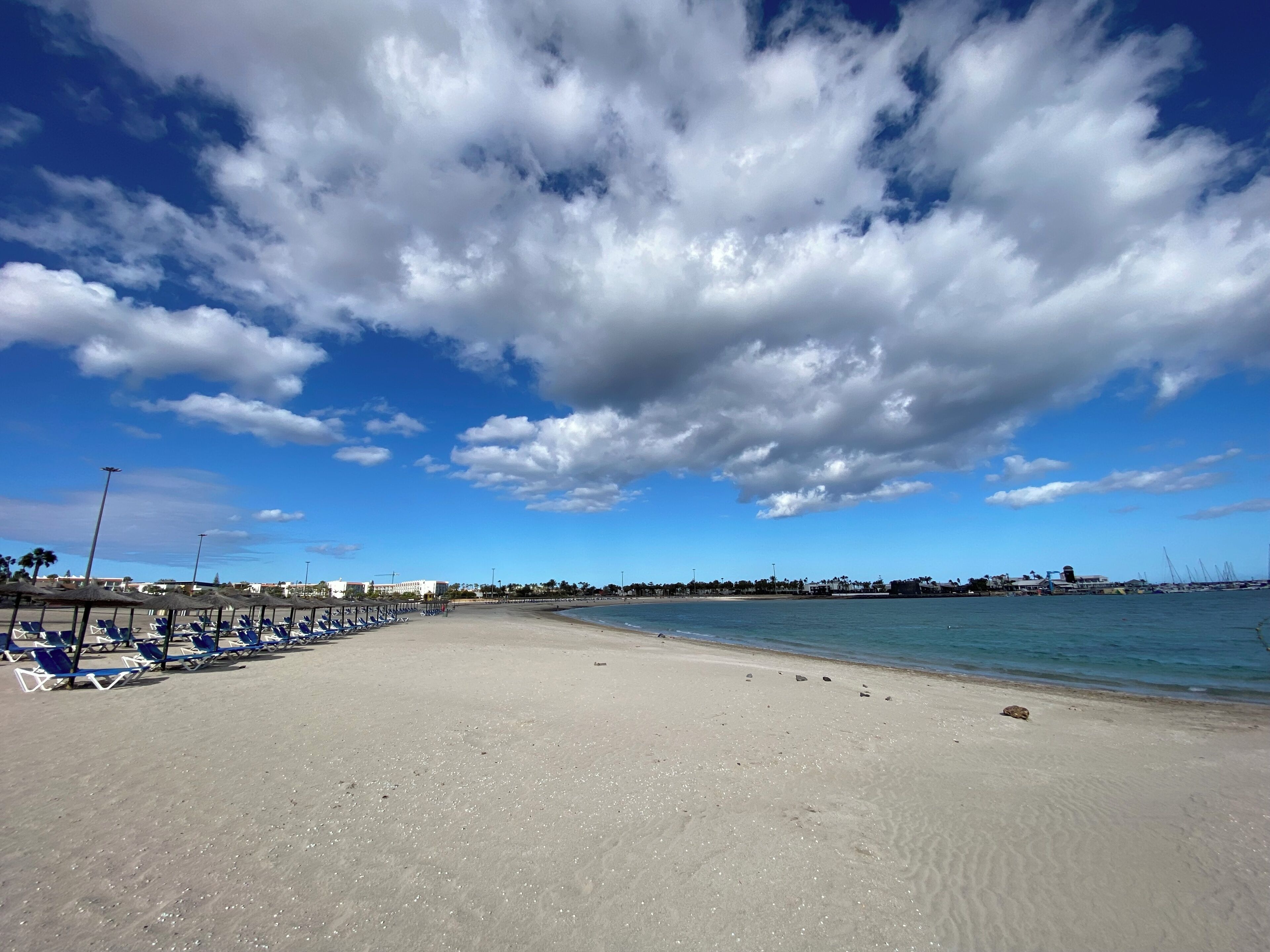 Vlak bij het strand, ligstoelen aan het strand, strandlakens