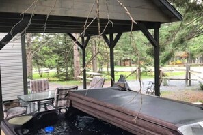 Outdoor dining - Le Coureur des Bois Spa 4-6 pers  (Saint-Luc-de-Bellechasse)