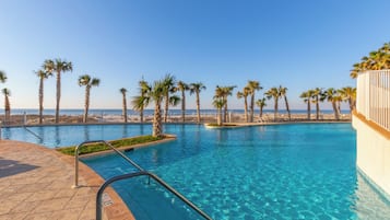 Una piscina techada, una piscina al aire libre