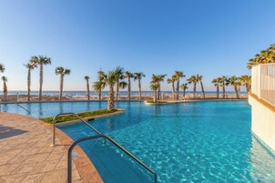Una piscina cubierta, una piscina al aire libre