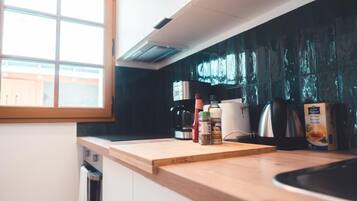 Een koelkast, een microgolfoven, een oven, een kookplaat